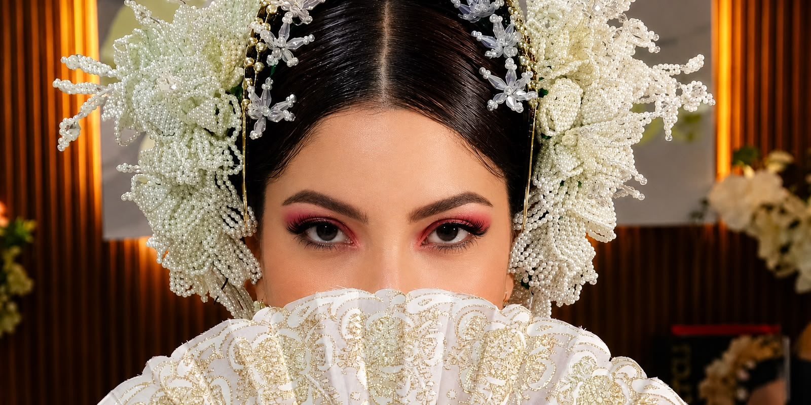 Mujer luciendo tembleques tradicionales panameños