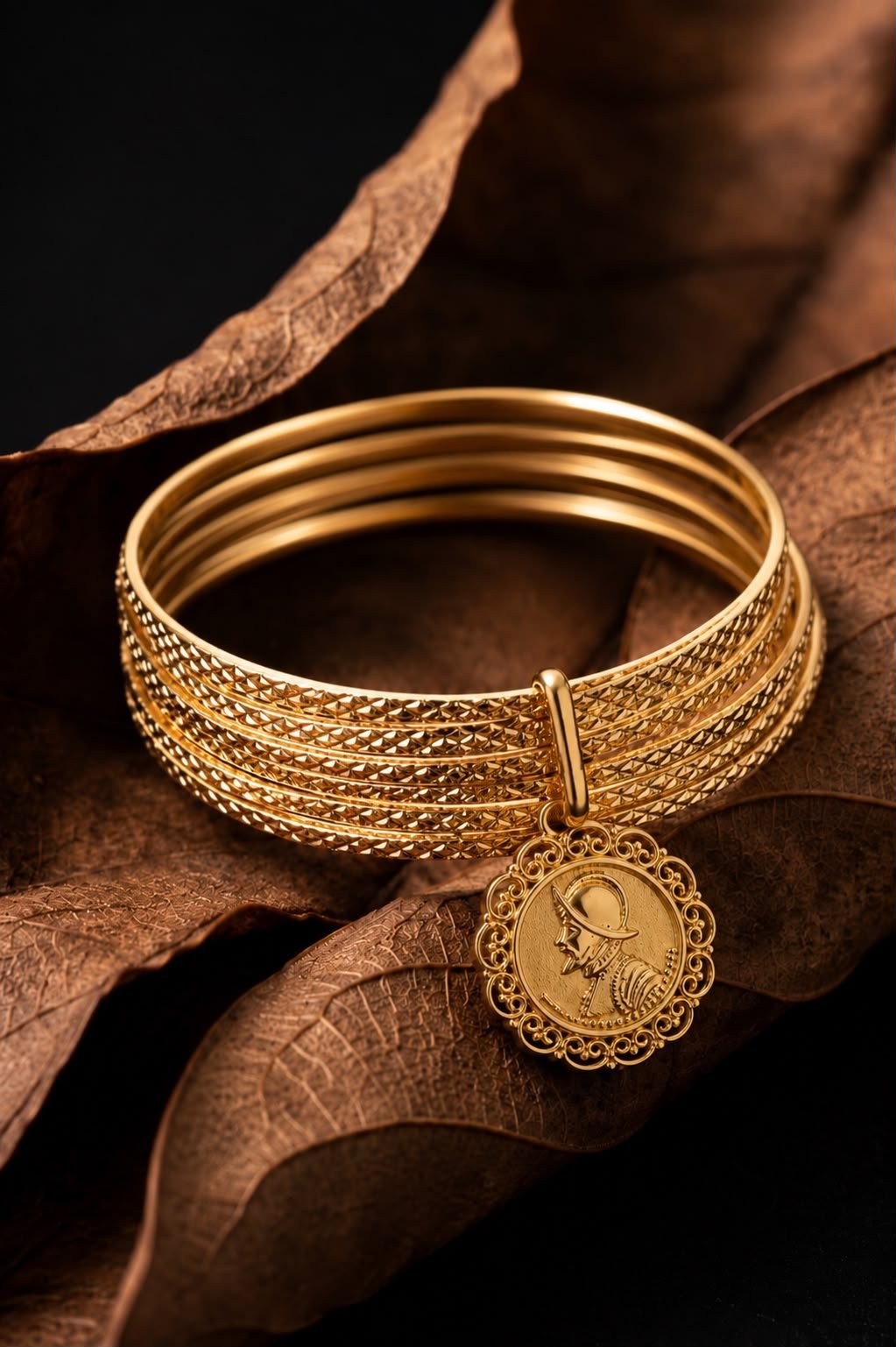 Pulsera dorada con moneda