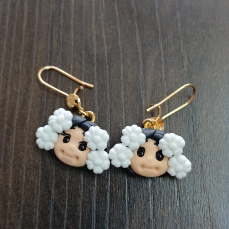 ARETE DE MUÑEQUITA DE PORCELANA